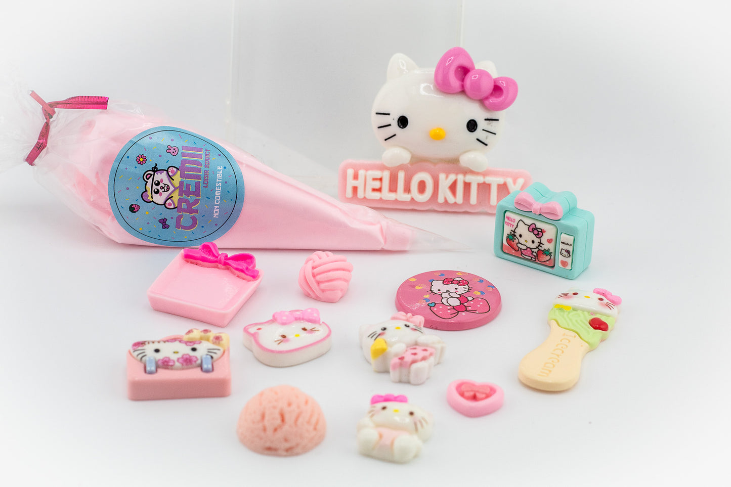 Kit DIY Hello Kitty avec coque, crème décorative rose et charms mignons dont un charm XL