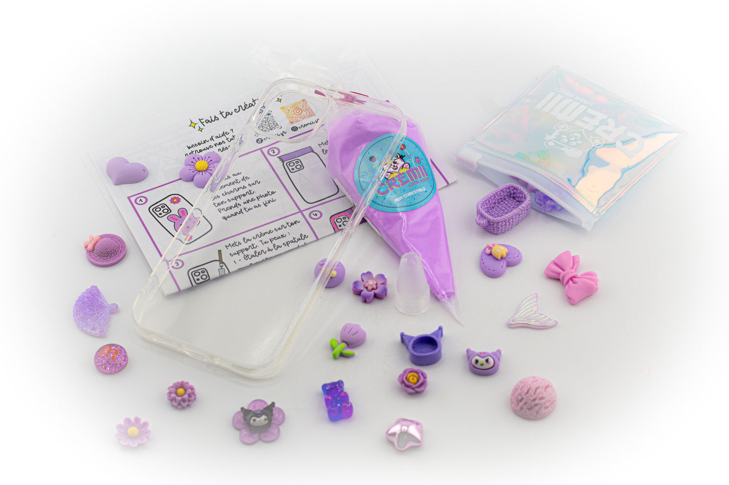 Kit DIY personnalisé avec coque transparente, colle crème et charms sélectionnés par la créatrice Cremii.
